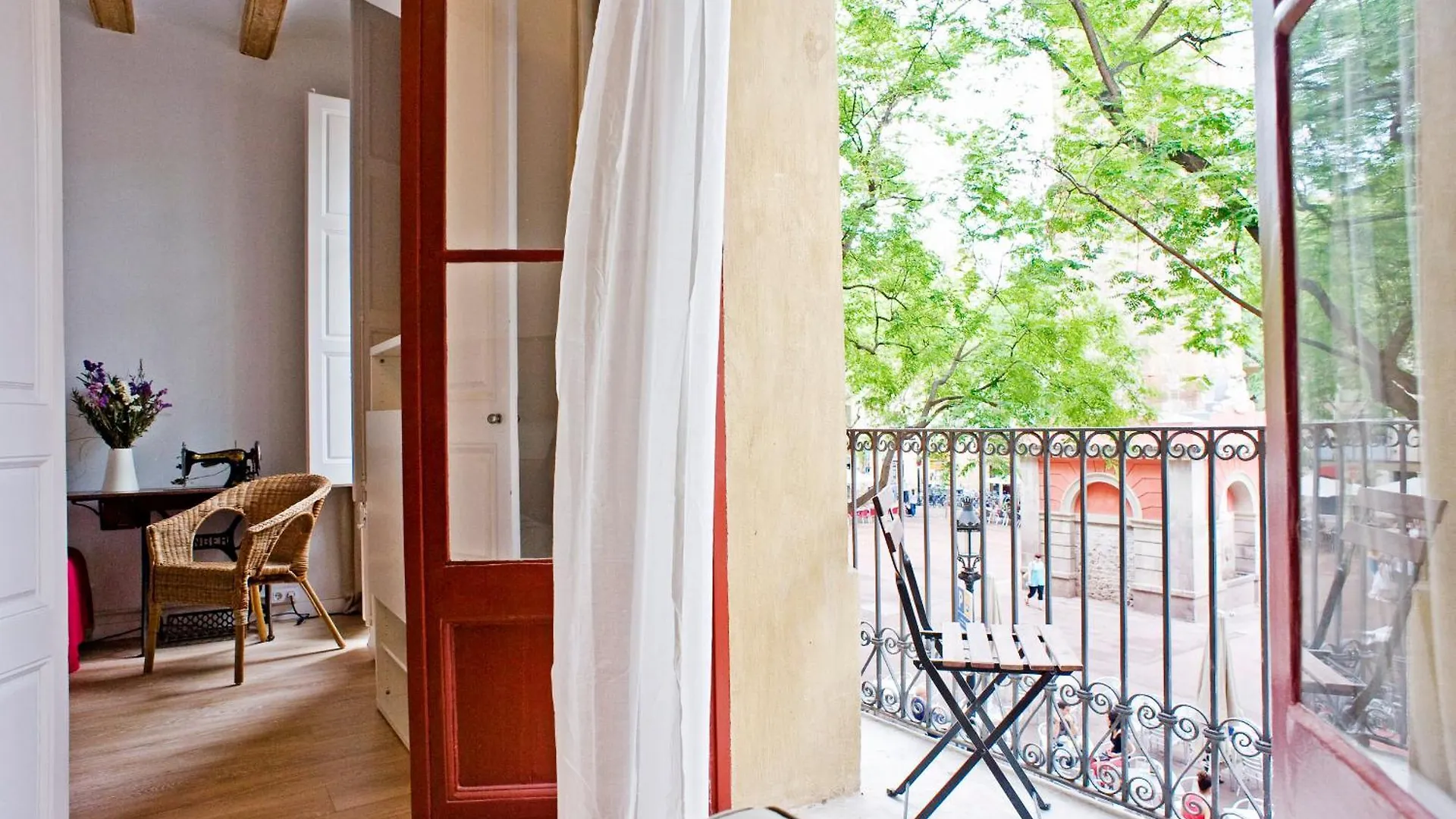 Sunny Apartment On The Square Barcelona