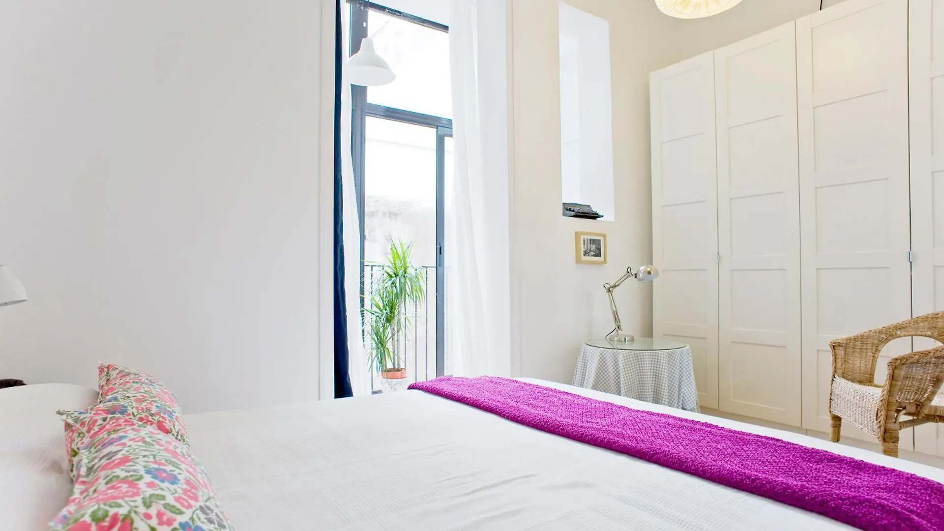 Sunny Apartment On The Square Barcelona