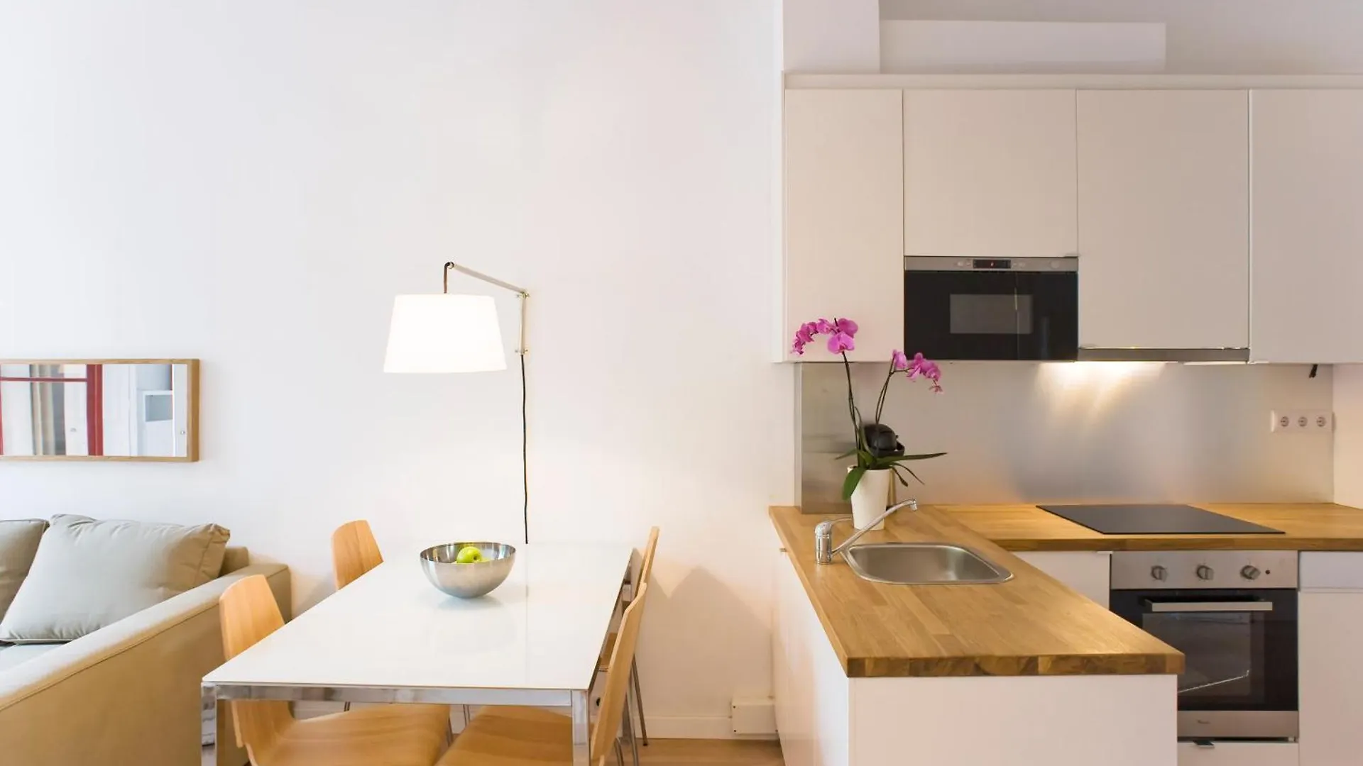 Sunny Apartment On The Square Barcelona