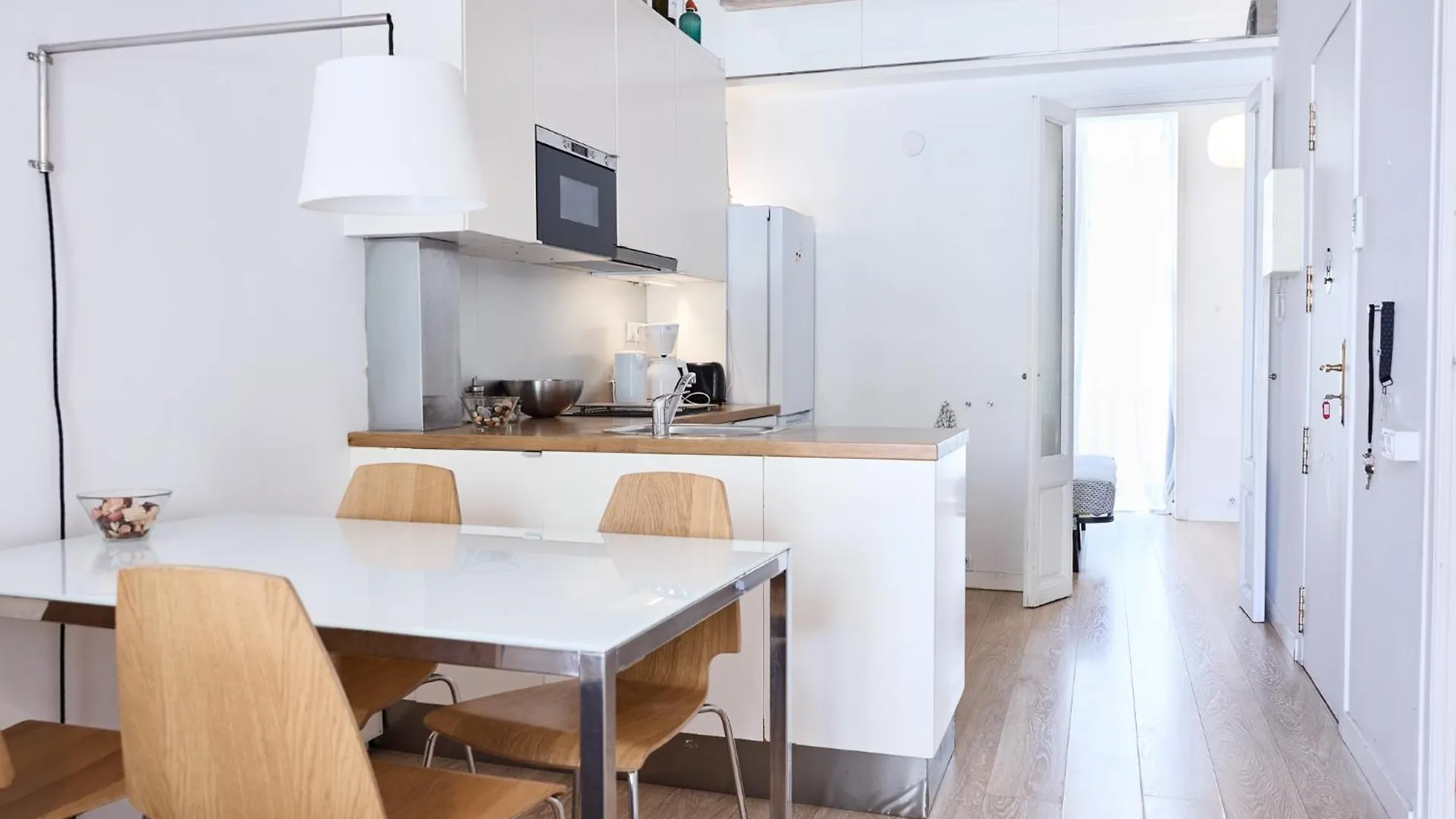 Sunny Apartment On The Square Barcelona Spanje