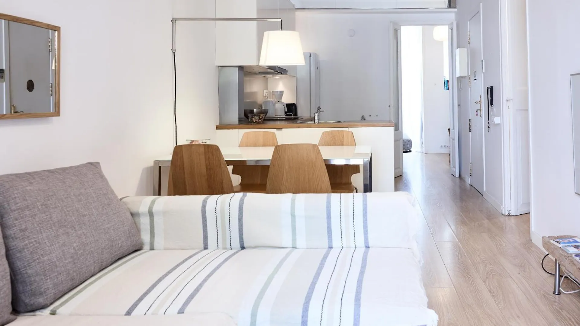 Sunny Apartment On The Square Barcelona