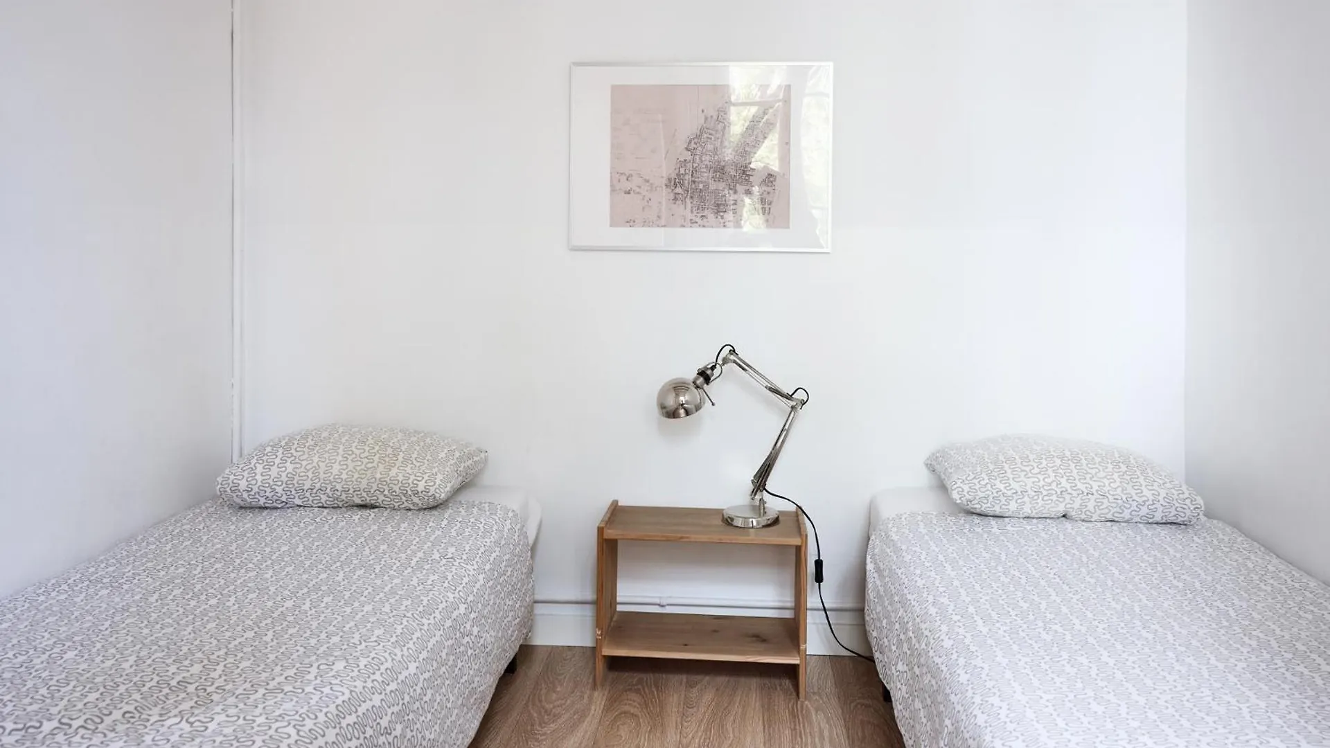 Sunny Apartment On The Square Barcelona Spanje